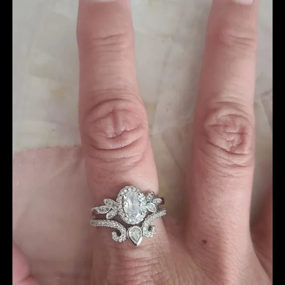 HOST PICK 😍 Gorgeous Flower Finger Ring - Picture 4 of 5
